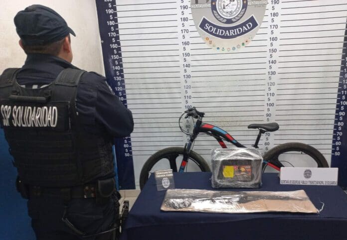 Los policías de Playa del Carmen recibieron el reporte de una bicicleta al parecer robada. Pero después también hallaron un arma de fuego.