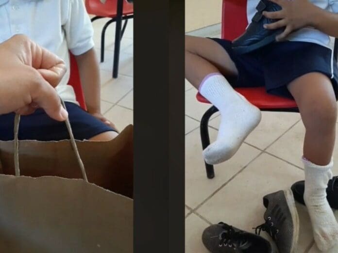 VIDEO: Maestra conmueve al regalar zapatos nuevos a alumno tras llegar con unos rotos