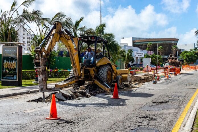 AGUAKAN REALIZA TRABAJOS EN RED SANITARIA DE ZONAHOTELERA DE CANCÚN