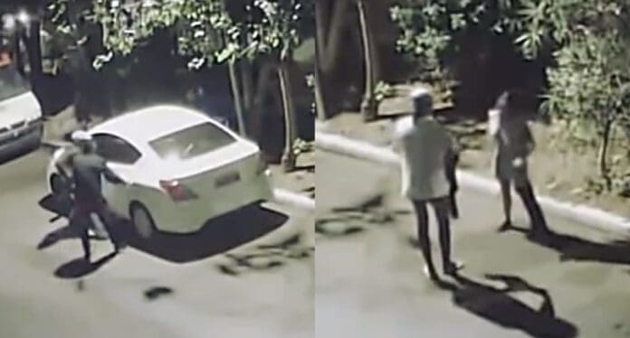 Estaban en pleno frutifantástico en su auto cuando los asaltan