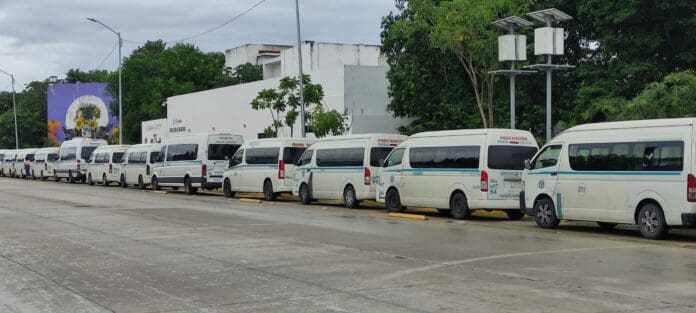 Bloquea Sindicato de Taxistas con combis avenidas alrededor del Palacio Municipal en Playa del Carmen