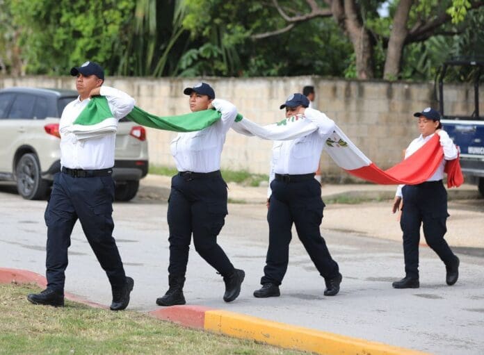 IZAN LA BANDERA MEXICANA EN PUERTO MORELOS CON MOTIVO DEL INICIO DEL MES PATRIO