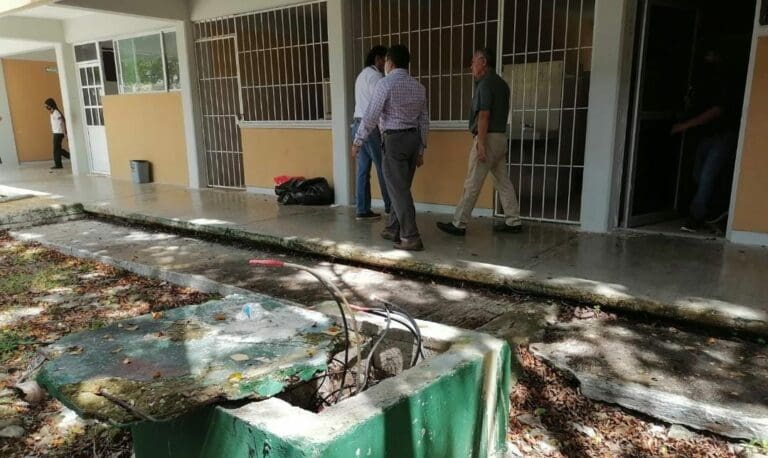 Luego que se presentaran afectaciones en algunas escuelas y que fueran denunciadas por docentes, Ifeqroo dijo que empresas deben resolverlas.