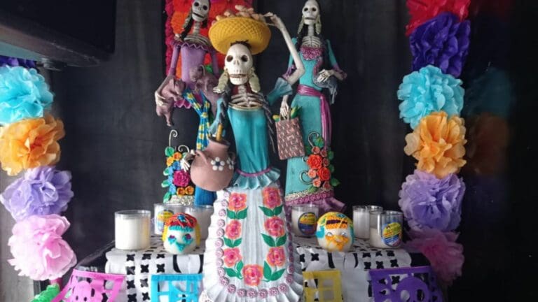 Visten restaurantes de Isla Mujeres el centro con altares