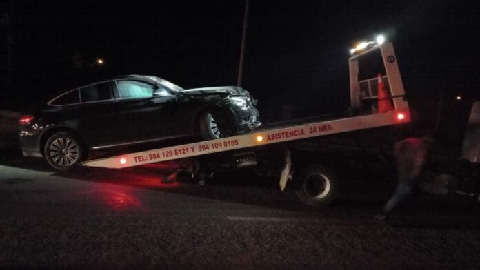 Aparatoso accidente carretero entre un taxi y una camioneta deja dos heridos en Puerto Morelos
