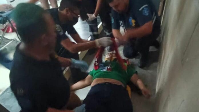 Sufre aparatosa caída empleada de Bodega Aurrerá en Chetumal