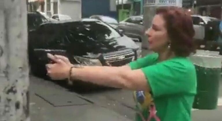 Una diputada bolsonarista fue grabada cuando perseguía y amenazaba con un arma de fuego a un simpatizante de Lula.