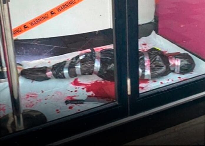 Critican a una heladería por su exhibición de Halloween con una 'escena de asesinato'