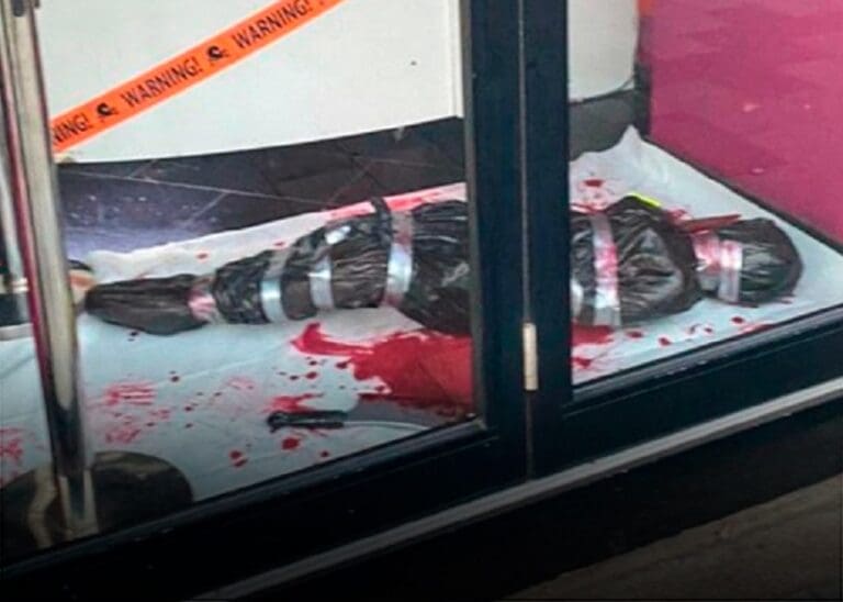 Critican a una heladería por su exhibición de Halloween con una 'escena de asesinato'