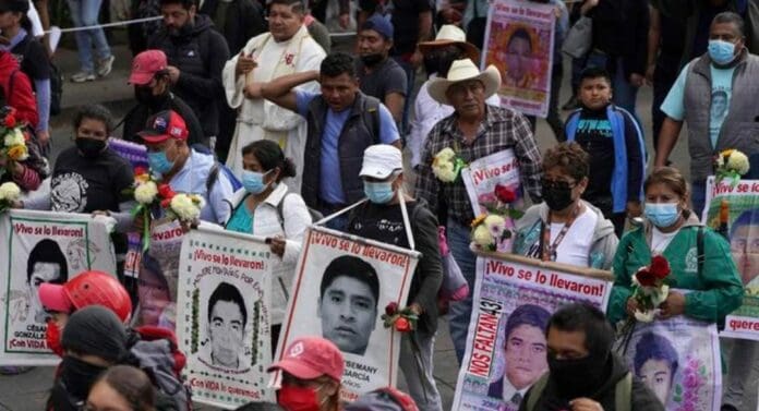 Diversas pruebas del caso Ayotzinapaya son obsoletas o no fueron confirmadas, por lo que el caso se estaría tambaleando.