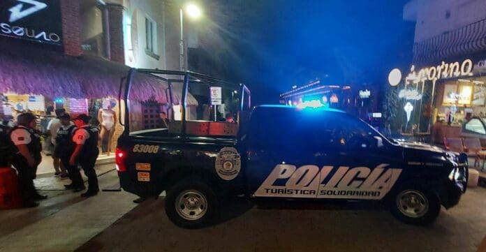 Ejecutan a mesero y hieren a otro afuera de un expendio de cerveza en Playa del Carmen 