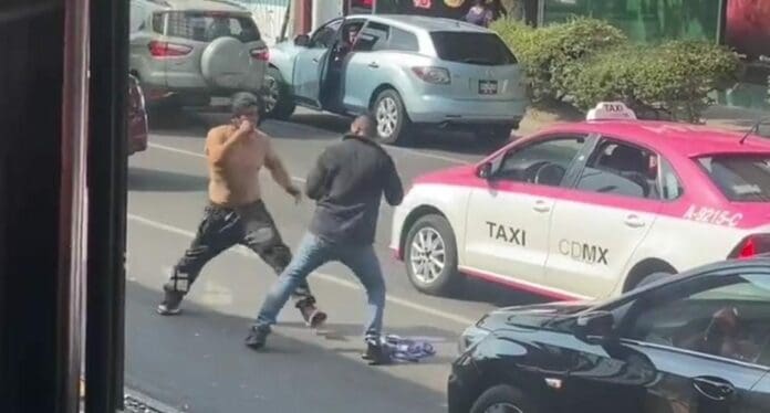 Un taxista y un limpiaparabrisas se agarraron a golpes en la Ciudad de México. Todo el incidente quedó grabado.