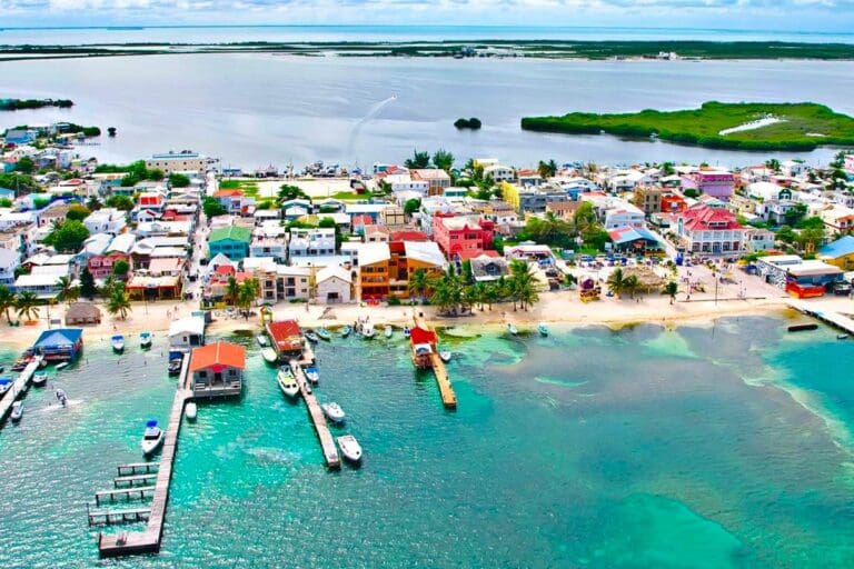 Chetumaleños podrán entrar a Belice sin pasaporte con la Tarjeta de visitante regional