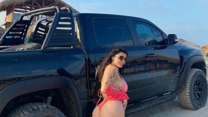 La joven influencer Karely Ruiz ha dado nuevamente de qué hablar, y es que se accidentó hace unas horas en su camioneta de lujo.