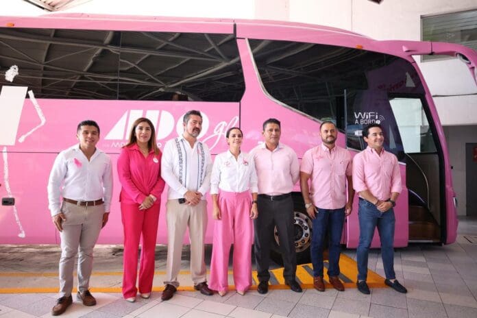Autoridades municipales dan banderazo a la Caravana Rosa 2022