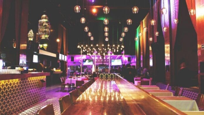 Fiscalía de CDMX investiga hallazgo de joven drogada en el bar Hookah Santa Fe