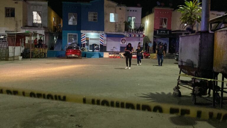 Atacan a tres hombres a balazos en una barbería de Cancún