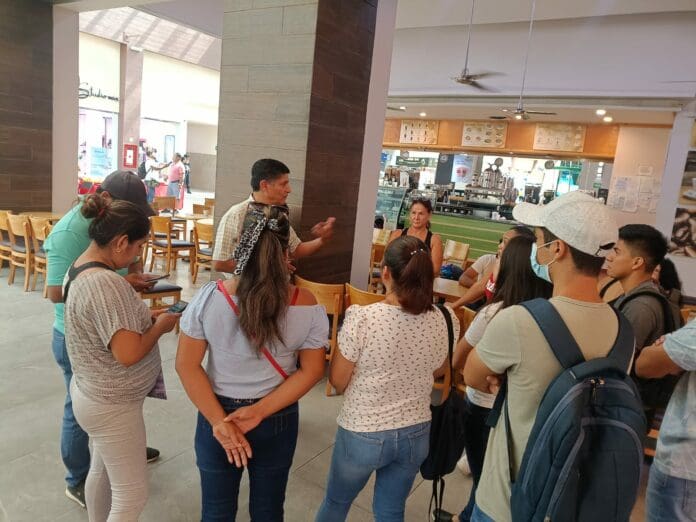 Trabajadores de Italian Coffee en Playa del Carmen realizan paro por presuntas violaciones a sus derechos labores