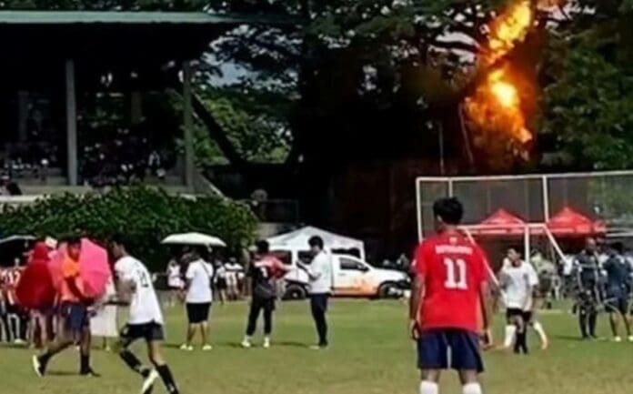 Un rayo golpea a un árbitro en pleno partido de fútbol