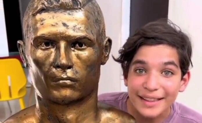 Una joven escultor de origen venezolano de solo 13 años de edad creó una estatua del portugués Cristiano Ronaldo.