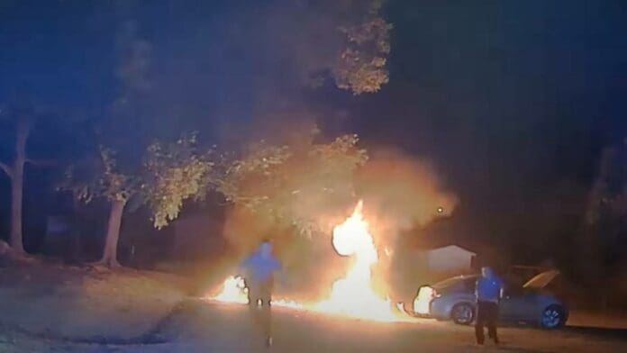 VIDEO Policía prende fuego a sujeto con una arma de electrochoque en Estados Unidos