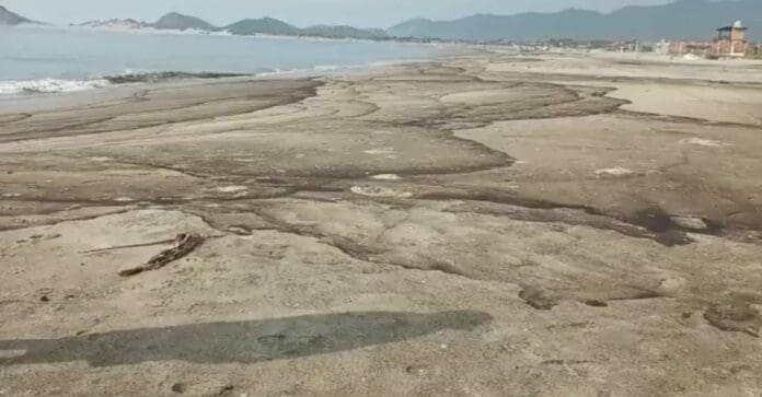 Hasta cuatro playas amanecieron contaminadas este domingo debido a un derrame causado por Petróleos Mexicanos. Limpiar tomará días.