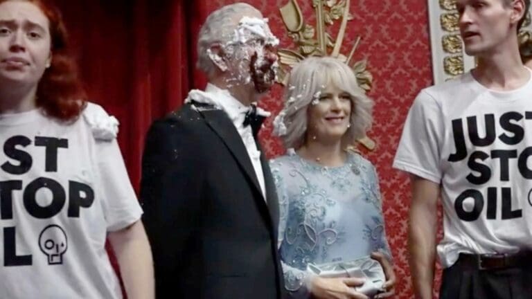 VIDEO: Activistas arrojan pastel sobre figura de cera del Rey Carlos III en Londres