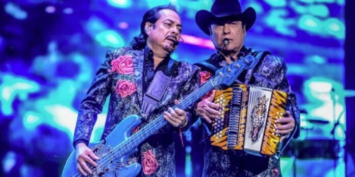 Tigres del Norte se enteran en pleno concierto del fallecimiento de su madre
