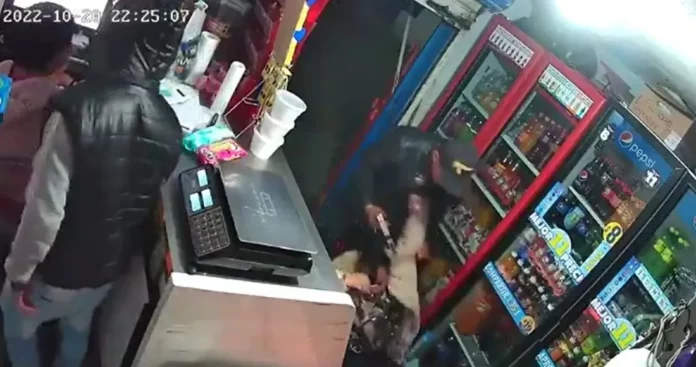 Video Captan a sujetos asaltando una tienda en el Edomex