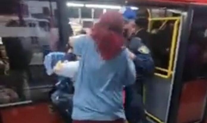 Mujeres que al parecer estaban en estado de ebriedad comenzaron a agredir a unos policías a bordo de un Metrobús.