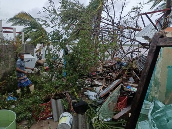 Huracán 'Roslyn' toca tierra en Nayarit con categoría 3