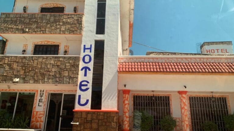 Roban carro desde el interior de un hotel de Felipe Carrillo Puerto