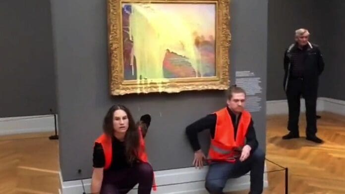VIDEO: Activistas lanzan puré de papas contra 'Los almiares' de Monet en Alemania