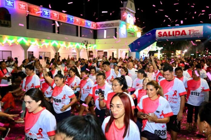 Todo un éxito resultó la carrera rosa organizada por las autoridades en Playa del Carmen. Participaron más de mil personas.
