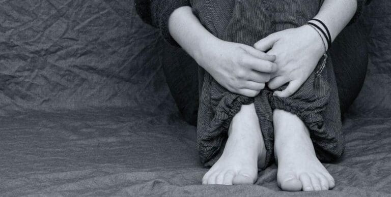 Una estudiante de segundo de secundaria tomó cloro en plena clase; al parecer esta joven era víctima de bullying.