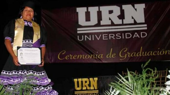 ¡Sí se pudo!: Mujer rarámuri se gradúa como abogada en Chihuahua