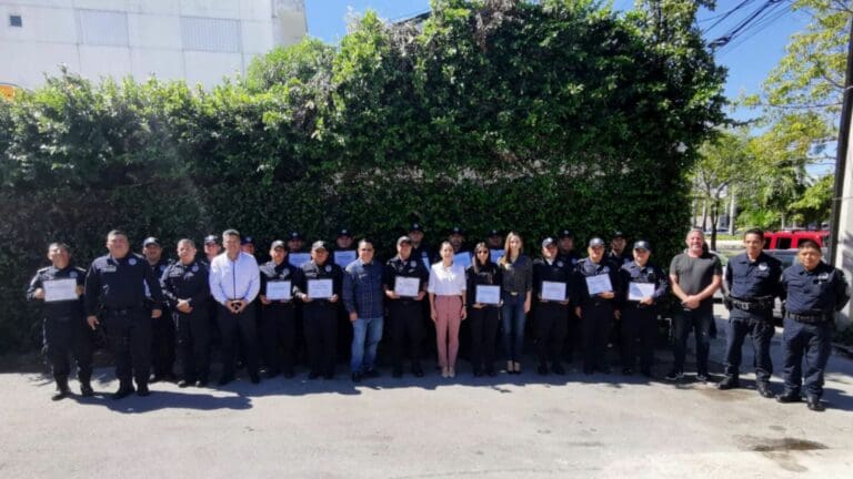 Reconocen empresarios trabajo de policías en Cancún