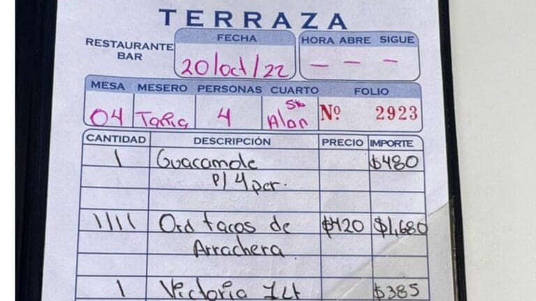 “Me vieron la cara de turista”: Denuncia cobro excesivo en terraza del Zócalo