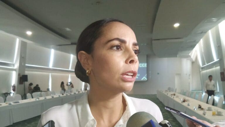 No descarta Ana Paty Peralta sanciones contra taxistas, por amenazas a choferes de transporte