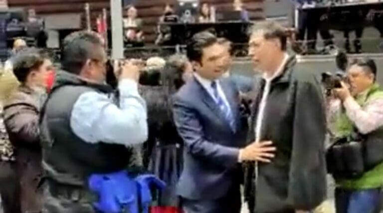 Video: Fernández Noroña increpa a panista que lo llamó “Changoleón”