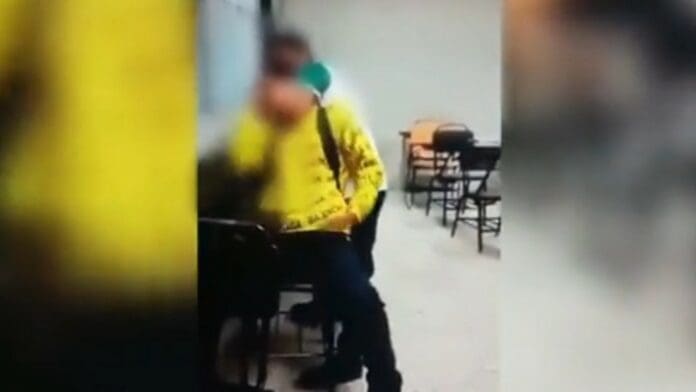 Un estudiante mexicano ataca a un compañero aplicándole una llave en la escuela