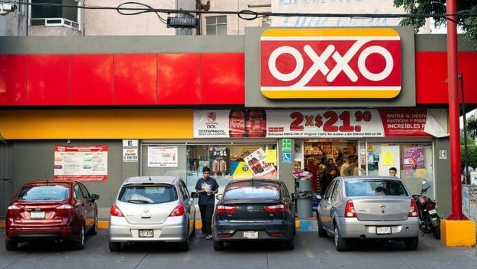 La transformación de las tiendas Oxxo, de vender leche y huevos a recibir remesas