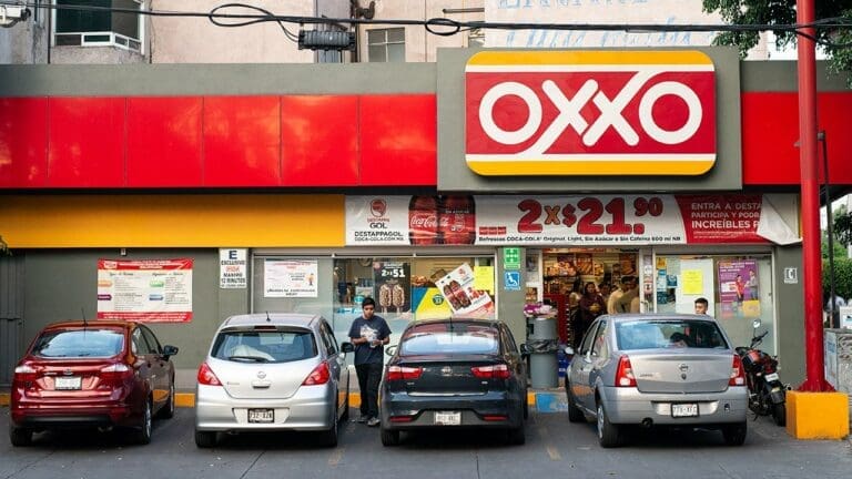 La transformación de las tiendas Oxxo, de vender leche y huevos a recibir remesas