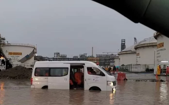 Dos Bocas Pega lluvia a la refinería y se inunda en varias zonas en México