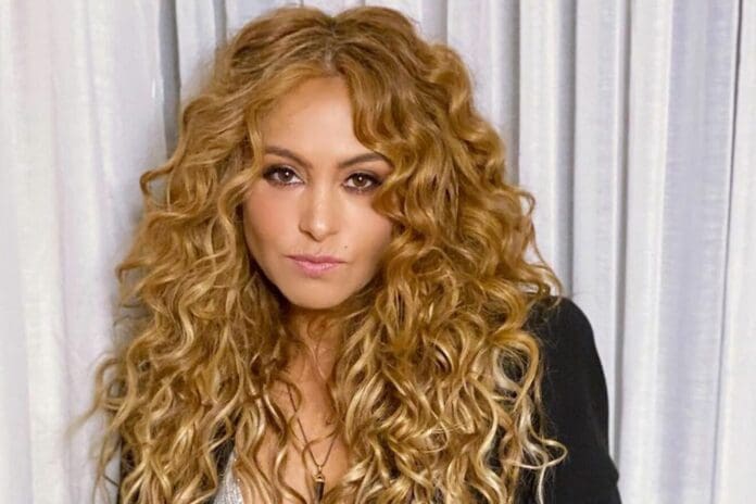 VIDEO Paulina Rubio se hace del dos en la playa y se limpia con piedras