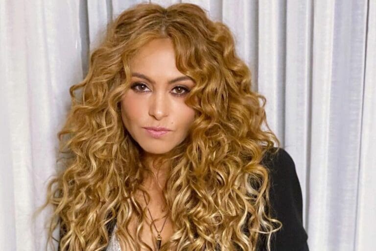 VIDEO Paulina Rubio se hace del dos en la playa y se limpia con piedras