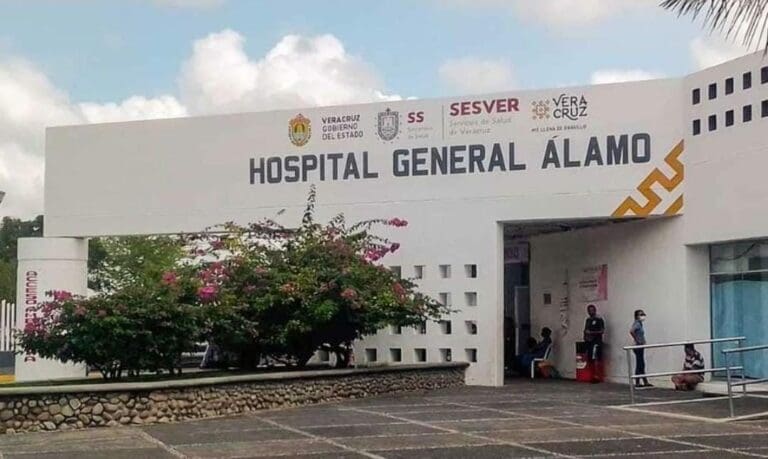 Hasta 28 estudiantes de secundaria fueron hospitalizados en el estado de Veracruz, al parecer por una presunta intoxicación.