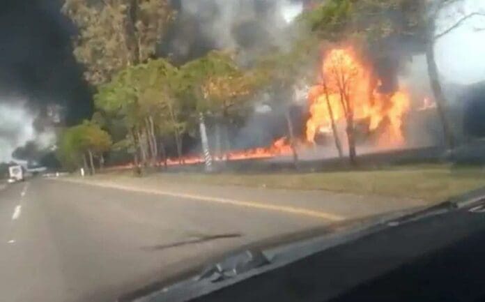 Estalla pipa con combustible en autopista de Michoacán