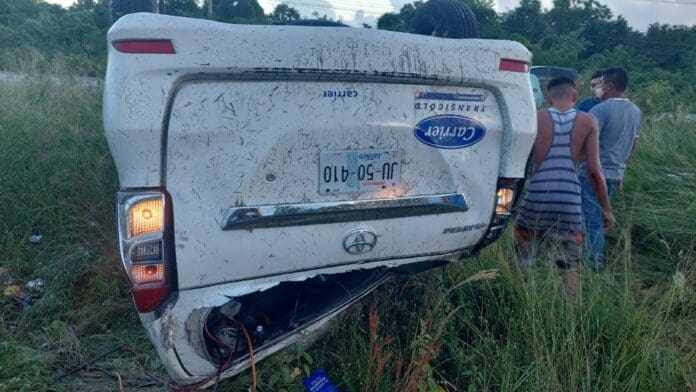 Protagoniza camioneta aparatosa volcadura en la carretera Cancún-Playa del Carmen