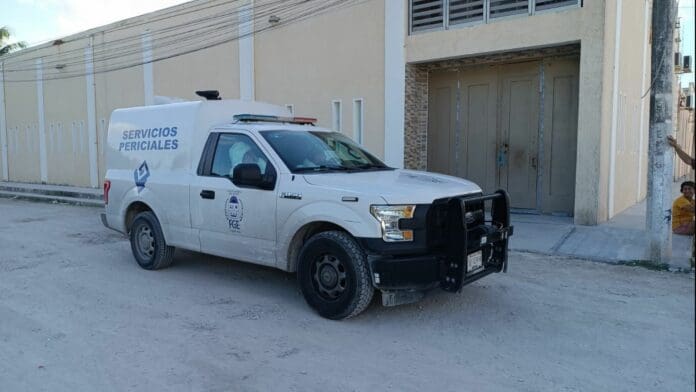 El cuerpo sin vida de un hombre, estrangulado y maniatado, fue hallado abandonado esta mañana en la Región 226 de Cancún.